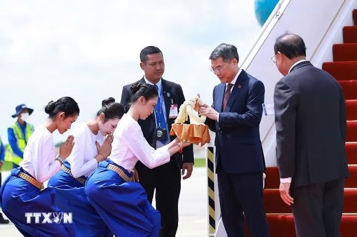  Nghi lễ đón Thủ tướng Lê Minh Hưng tại sân bay quốc tế Techo, Phnom Penh. 