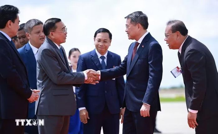  Đại biểu đón Thủ tướng Lê Minh Hưng tại sân bay quốc tế Techo, Phnom Penh. 