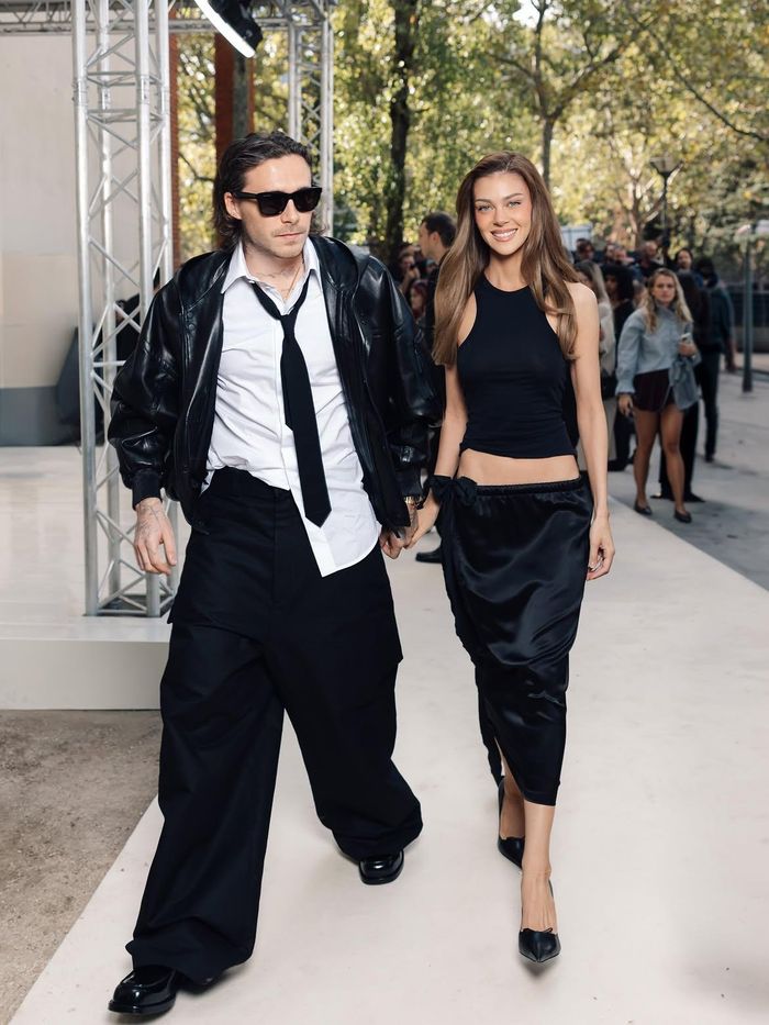  Trong khi các thành viên trong gia đình có mặt ủng hộ show thời trang của Victoria Beckham, Brooklyn Beckham lại xây dựng lịch trình riêng với vợ. Ảnh: @victoriabeckham, @brooklynpeltzbeckham/IG. 
