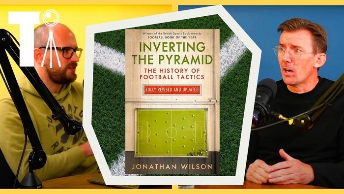  Tác giả Jonathan Wilson (phải). 