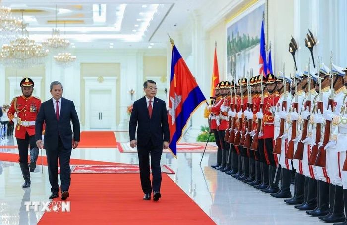  Thủ tướng Lê Minh Hưng và Thủ tướng Campuchia Hun Manet duyệt Đội danh dự Quân đội Hoàng gia Campuchia. Thủ tướng Lê Minh Hưng cùng đoàn đại biểu cấp cao Việt Nam thăm chính thức Vương quốc Campuchia trong hai ngày 9 và 10/10. 