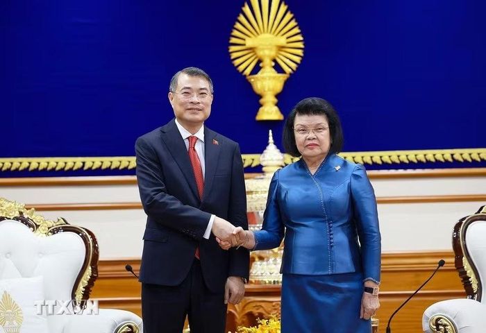  Chiều 9/10, tại trụ sở Quốc hội Campuchia ở thủ đô Phnom Penh, trong khuôn khổ chuyến thăm chính thức Vương quốc Campuchia, Thủ tướng Lê Minh Hưng đã hội kiến Chủ tịch Quốc hội Campuchia Khuon Sudary. 