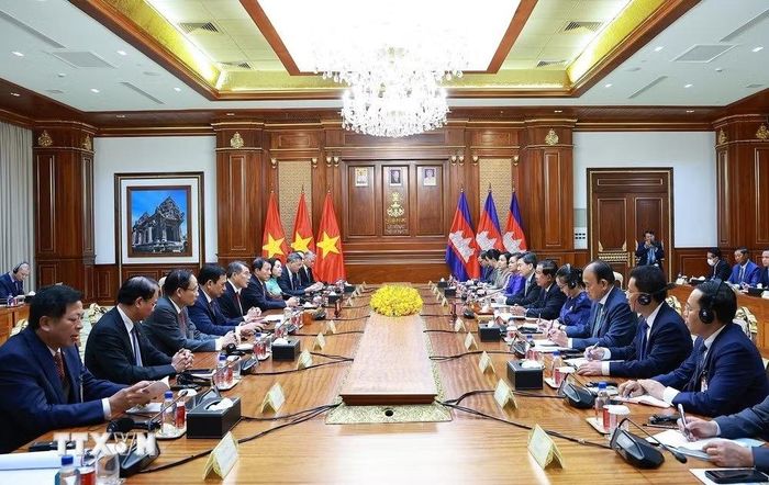  Đặc biệt, cơ chế Cuộc gặp cấp cao thường niên giữa Bộ Chính trị Trung ương Đảng Cộng sản Việt Nam và Ban Thường vụ Trung ương Đảng Nhân dân Campuchia (CPP) đã trở thành hình mẫu trong quan hệ hợp tác giữa hai nước, thể hiện sự gắn bó giữa hai Đảng, hai Nhà nước và Nhân dân hai nước, góp phần ngày càng củng cố sự tin cậy chính trị, định hướng và thống nhất phương hướng hợp tác lâu dài giữa Việt Nam-Campuchia. 