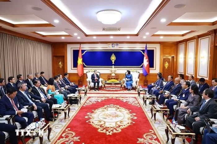  Chủ tịch Quốc hội Khuon Sudary nhiệt liệt chào mừng Thủ tướng Lê Minh Hưng và Đoàn đại biểu cấp cao Việt Nam thăm chính thức Campuchia; nhấn mạnh chuyến thăm có ý nghĩa quan trọng, thể hiện sự coi trọng của Việt Nam trong việc tiếp tục củng cố, làm sâu sắc hơn quan hệ giữa hai nước. Tại cuộc hội kiến, hai bên nhất trí tiếp tục củng cố tin cậy chính trị, duy trì thường xuyên các chuyến thăm, tiếp xúc cấp cao, phát huy hiệu quả các cơ chế hợp tác song phương.