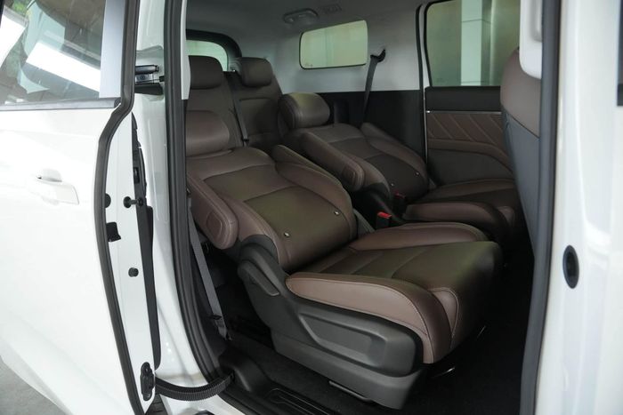  Thiết kế cửa trượt cùng khoang hành khách thương gia trên Darion. Ảnh: đại lý Wuling. 