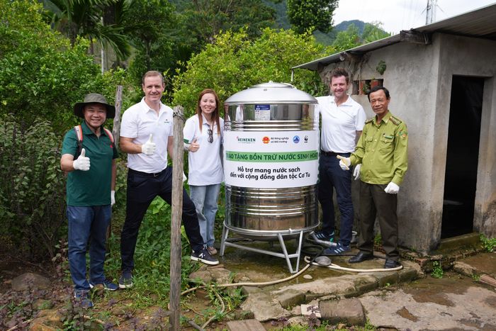  Đại diện Heineken Việt Nam trao tặng bồn chứa nước sạch cho người dân tại Tà Lang - Giàn Bí. 