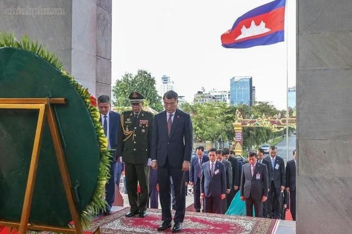  Đài Độc lập được xây dựng nhằm đánh dấu sự kiện Campuchia giành lại nền độc lập, thoát khỏi ách đô hộ thực dân vào ngày 9/11/1953, đồng thời tưởng niệm những anh hùng liệt sĩ đã hy sinh vì nền độc lập và tự do của dân tộc Campuchia. Đây cũng là nơi thường diễn ra các đại lễ quốc gia của Campuchia. Ảnh: Chinhphu.vn