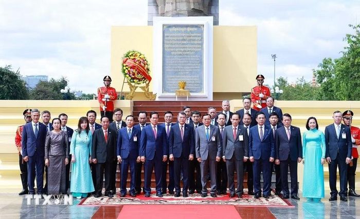  Thủ tướng Lê Minh Hưng và Đoàn Đại biểu cấp cao Việt Nam tại Đài Hữu nghị Campuchia-Việt Nam. Nằm ngay gần Đài Độc lập và Đài tưởng niệm cố Quốc vương Norodom Sihanouk, Đài Hữu nghị Campuchia - Việt Nam là công trình kiến trúc biểu tượng của tình đoàn kết, hữu nghị giữa 2 nước, tinh thần đoàn kết quốc tế trong sáng, sự tương trợ chí tình chí nghĩa và là lời nhắc nhở thế hệ hôm nay không ngừng vun đắp cho mối quan hệ láng giềng tốt đẹp, hữu nghị truyền thống, hợp tác toàn diện, bền vững lâu dài. 