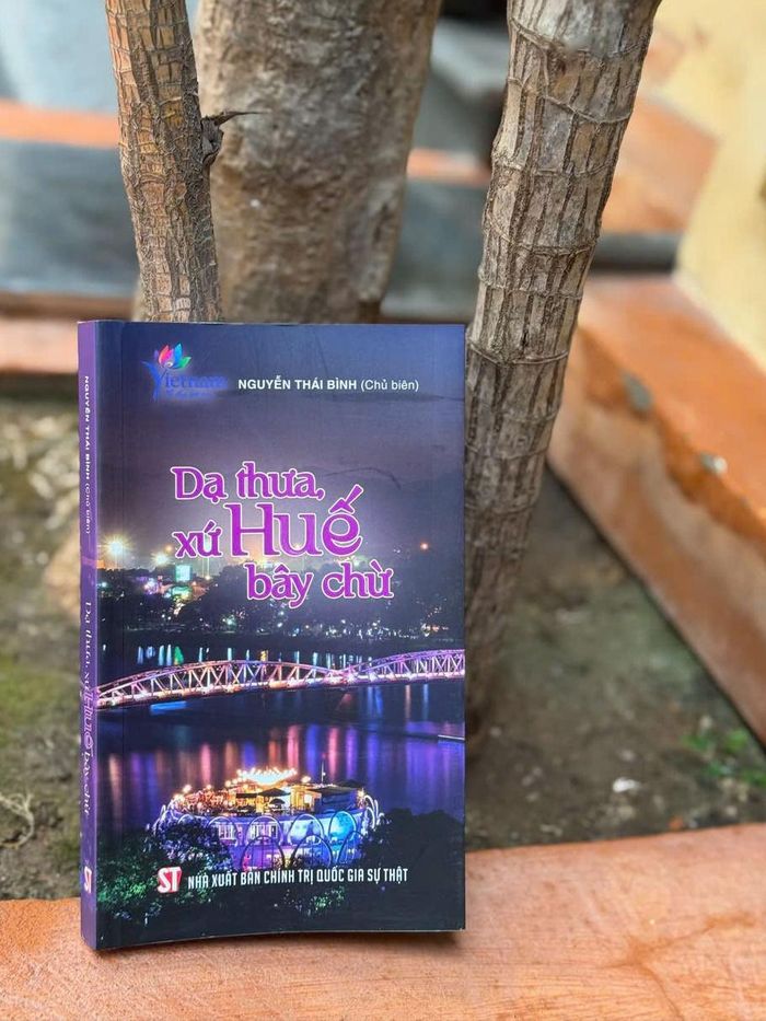  Dạ thưa, xứ Huế bây chừ do Nguyễn Thái Bình chủ biên, được NXB Chính trị quốc gia Sự thật xuất bản năm 2025. Ảnh: Binhbanbook. 