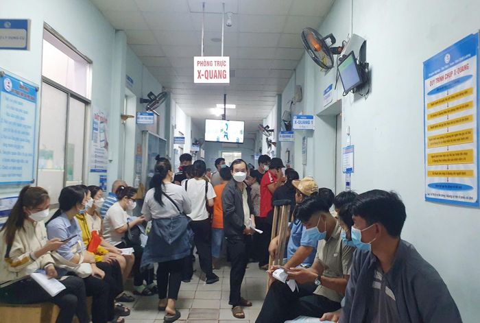  Trước đây, hành lang Bệnh viện đa khoa Thủ Đức luôn trong tình trạng kín người (ảnh chụp tháng 8/2024). Ảnh: Nguyễn Thuận.
