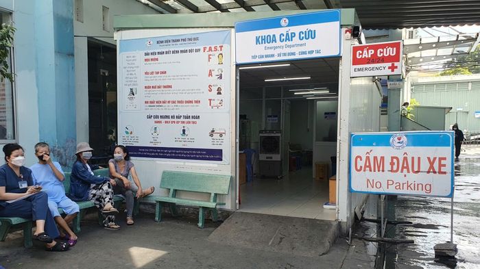  Nơi tiếp nhận của khoa Cấp cứu, Bệnh viện đa khoa Thủ Đức, phải dựng tạm bên ngoài (ảnh chụp tháng 8/2024). Ảnh: Nguyễn Thuận. 