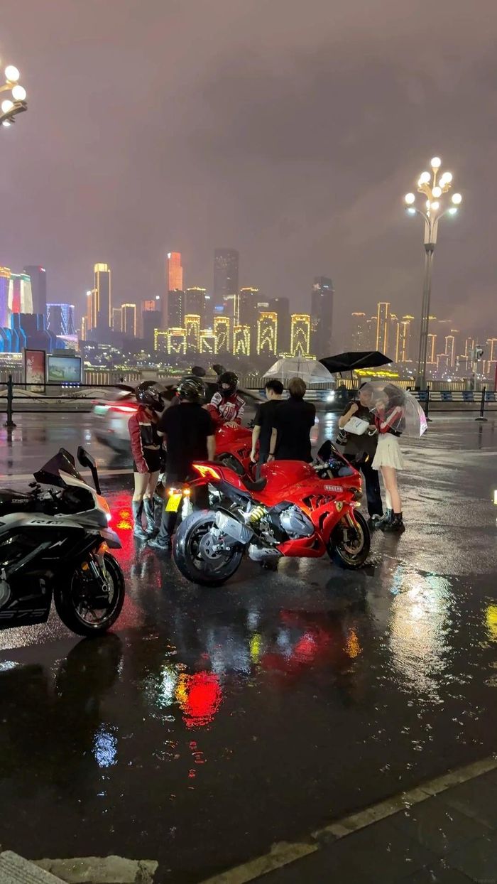 Chính quyền Trùng Khánh hiện quy định giờ hoạt động, khu vực đỗ xe và tiêu chuẩn vận hành đối với các đơn vị cung cấp dịch vụ quay video trên môtô. Ảnh minh họa: Red Note.