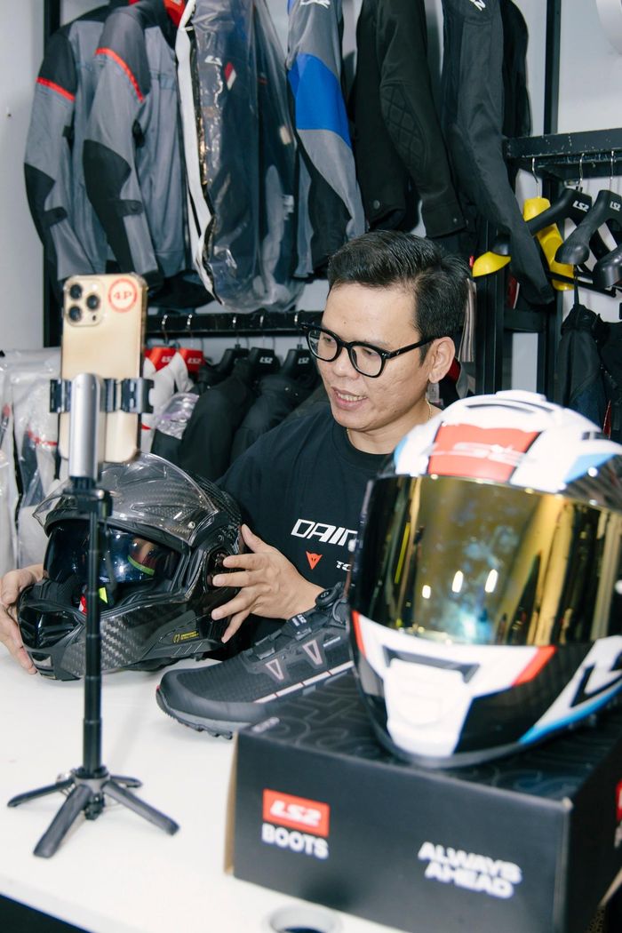 Hồ Văn Trực không đặt mục tiêu kiếm tiền lâu dài từ trào lưu “soái ca môtô”, mà tận dụng sức hút của các video để tiếp cận khách hàng tiềm năng. Ảnh: Phương Lâm.