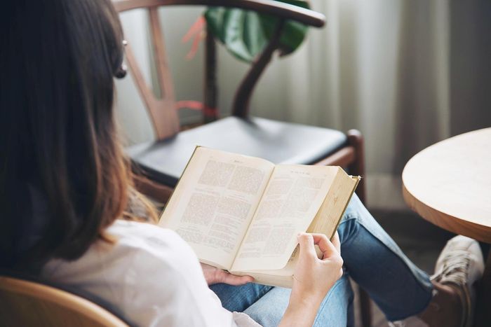 Vận động nhẹ, viết nhật ký, đọc sách hoặc trò chuyện trực tiếp có thể giúp giảm sự phụ thuộc vào các kích thích từ màn hình. Ảnh: Magnific.