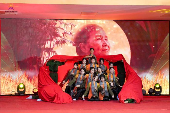 Học sinh Trường THCS Ngô Sỹ Liên biểu diễn trong chương trình “Sen trong đá: Tâm sáng, lòng son”, tổ chức ngày 6.10.2026 tại Hà Nội