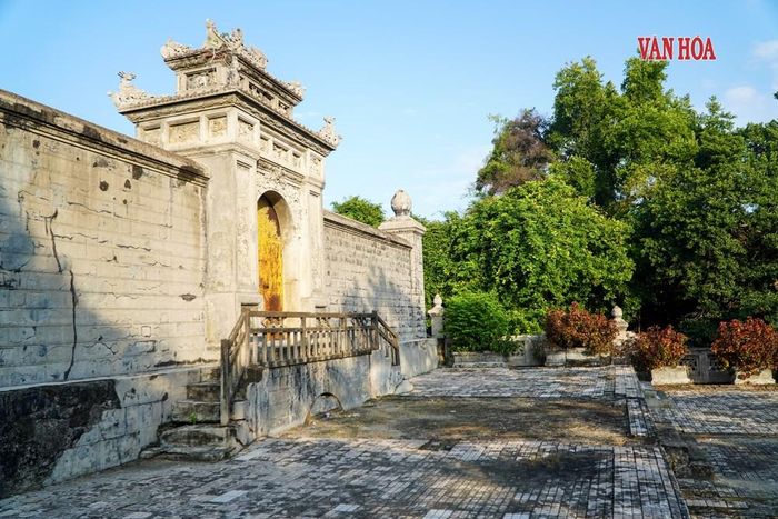 Bà Dương Thị Thục khi còn sống thường được gọi là Đức Tiên Cung nên khu lăng mộ này còn có tên Lăng Vạn Vạn Tiên Cung. Sau khi vua Khải Định lên ngôi, bà được phong là Hoàng Thái phi, sau đó được tôn phong làm Khôn Nghi Hoàng Thái hậu. Đến thời vua Bảo Đại thì bà được tấn phong là Khôn Nghi Xương Đức Thái hoàng Thái hậu