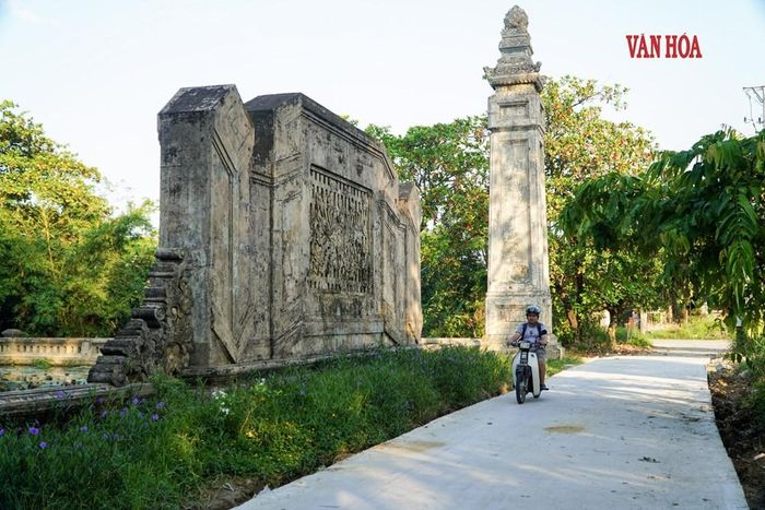Bức bình phong tương đối lớn với chiều cao khoảng 5m, chiều dài hơn 10m, được xây theo dạng cuốn thư và trang trí nổi hình ảnh “phụng vờn mây”. Hai bên bình phong có hai tai được trang trí hai hình lá hóa rồng quay đầu chầu vào ở giữa