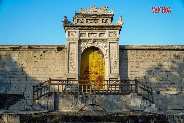 Bửu thành môn là một cửa xây, chỉ trổ một lối đi hình vòm, bên trên xây hai tầng mái giả. Ở bờ mái và bờ quyết, các mặt của trụ cửa đều được trang trí với nhiều đề tài khác nhau