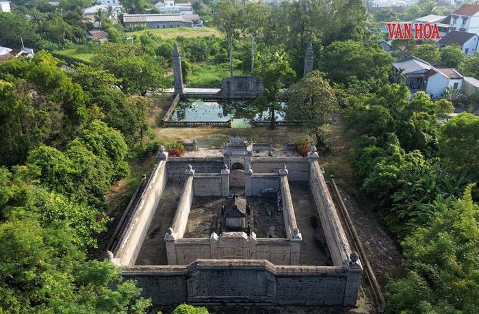 Ở chính giữa là ngôi mộ bằng đá, được cấu tạo giống như một ngôi nhà nhỏ, được xây giật cấp cùng với trang trí ở các góc. Các thành phần kiến trúc ở khu lăng mộ được làm bằng đá xanh từ Thanh Hóa, hoặc đá trắng Quảng Nam. Phía cuối ngôi mộ có bình phong hậu, được làm bằng vật liệu gạch tô xi-măng, xây gắn vào vòng thành của Bửu thành, với điểm nhấn trang trí hình chữ “Thọ”