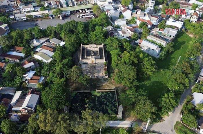 Khu lăng mộ của bà Dương Thị Thục được xây dựng muộn vào cuối thời nhà Nguyễn, vừa mang phong cách nghệ thuật truyền thống vừa mang dấu ấn thời đại. Đặc biệt, vị trí lăng mộ nằm ở vùng đồng bằng trong khi lăng các bà Hoàng hậu triều Nguyễn phần lớn ở vùng gò đồi
