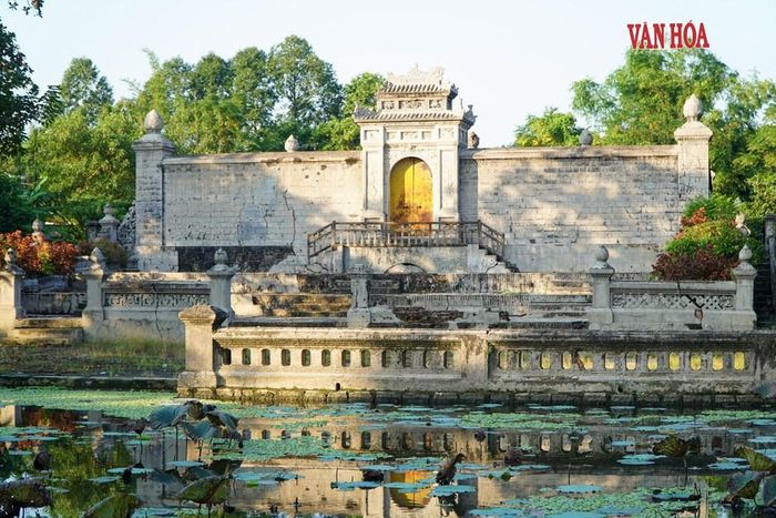 Lăng Vạn Vạn được thiết kế và quy hoạch theo thuật phong thủy xưa. Phía trước lăng có một hói nước chảy qua được làm yếu tố “minh đường”; phía sau xa xa là núi Ngự Bình làm “hậu chẩm”; bức bình phong khá lớn trước lăng làm “tiền án”…
