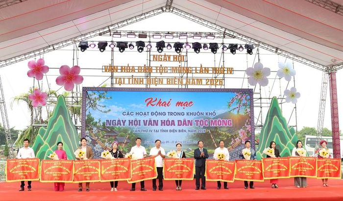 Ban Tổ chức tặng cờ lưu niệm cho các Đoàn tham dự Ngày hội văn hóa dân tộc Mông lần thứ IV