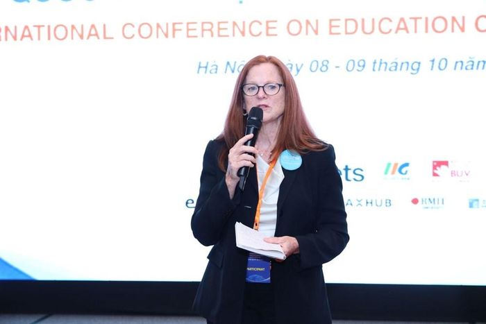 Bà Tara O’Connell, Trưởng Chương trình Giáo dục của UNICEF tại Việt Nam tại chuyên đề