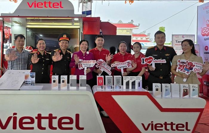 Các đại biểu tham quan khu trưng bày, trải nghiệm các giải pháp chuyển đổi số tại ngày hội