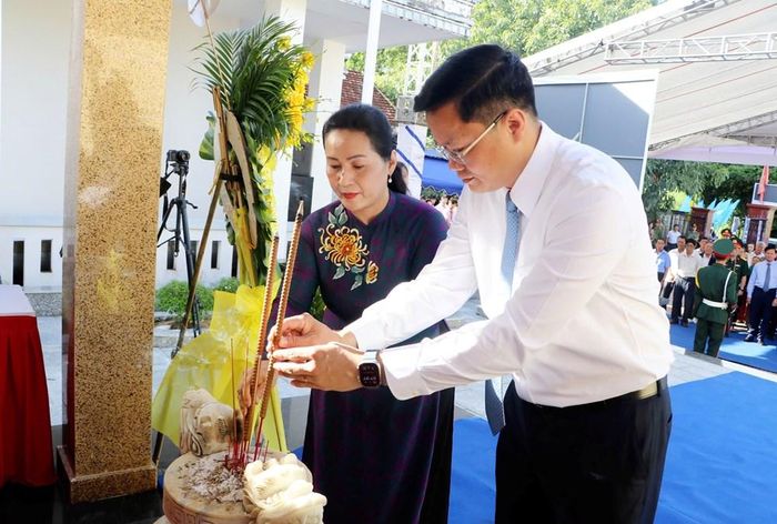 Lãnh đạo tỉnh dâng hương tại Bia tưởng niệm Di tích lịch sử văn hóa Vụ thảm sát Diên Niên – Phước Bình
