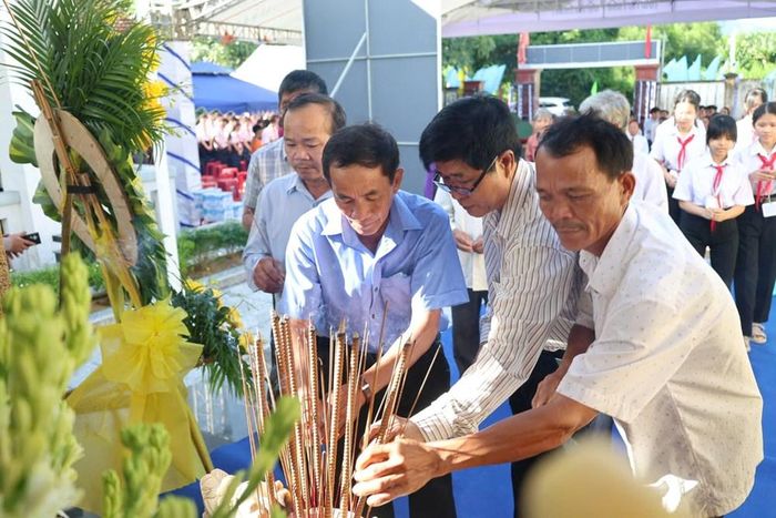 Người dân thành kính dâng hương