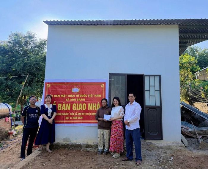 Đại diện UBMTTQ Việt Nam xã Kon Braih trao tiền hỗ trợ và bàn giao nhà “Đại đoàn kết” cho gia đình bà Y Wưnh