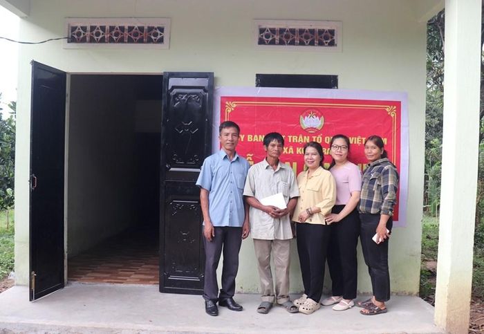 Đại diện UBMTTQ Việt Nam xã Kon Braih trao nhà Đại đoàn kết cho gia đình anh chị A Rek, thôn Kon Tủh
