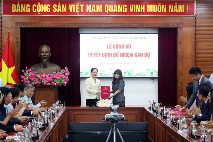 Bộ trưởng Lâm Thị Phương Thanh trao quyết định bổ nhiệm Cục trưởng Cục Văn hóa - Thông tin cơ sở và Gia đình Ninh Thị Thu Hương