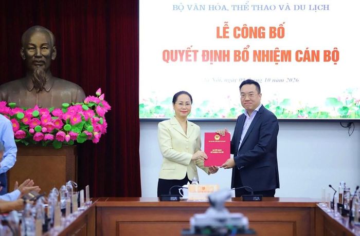 Bộ trưởng Lâm Thị Phương Thanh trao quyết định điều động, bổ nhiệm tân Phó Vụ trưởng Vụ Pháp chế Nguyễn Nguyên