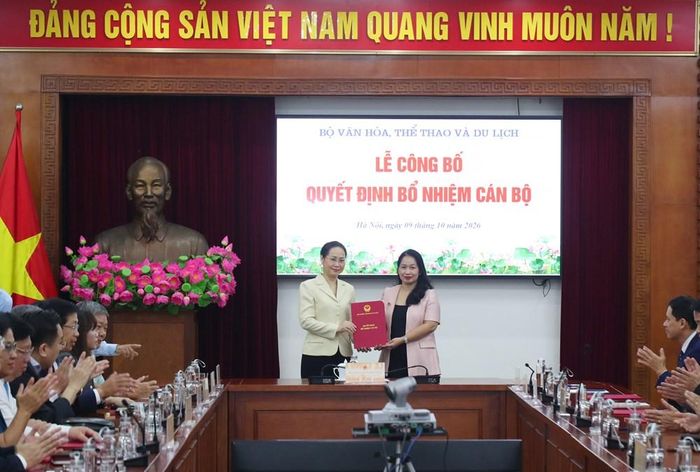 Bộ trưởng Lâm Thị Phương Thanh trao quyết định bổ nhiệm tân Cục trưởng Cục Thông tin điện tử và Chuyển đổi số Nguyễn Thị Hoàng Lan