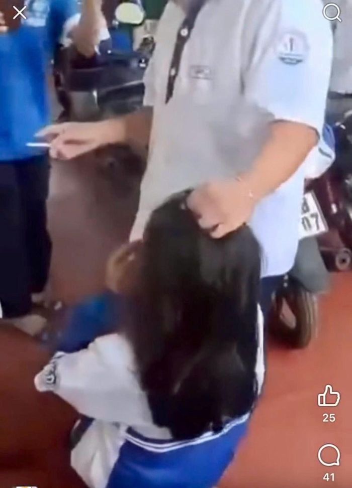 Nữ sinh bị túm tóc, bắt quỳ và dùng điếu thuốc dí vào mặt. Ảnh: cắt từ clip