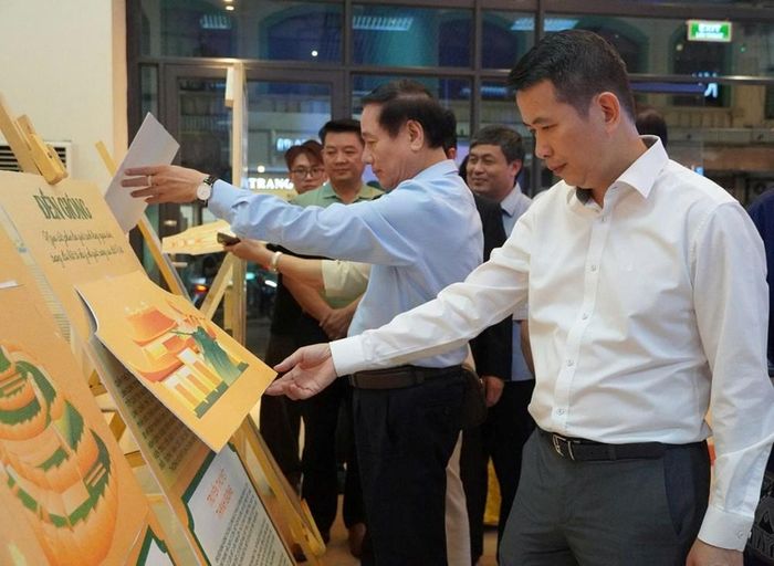 Hoạt động triển lãm trong khuôn khổ “Thời khắc” giúp công chúng khám phá những câu chuyện lịch sử, văn hóa, di sản qua hình ảnh và tư liệu