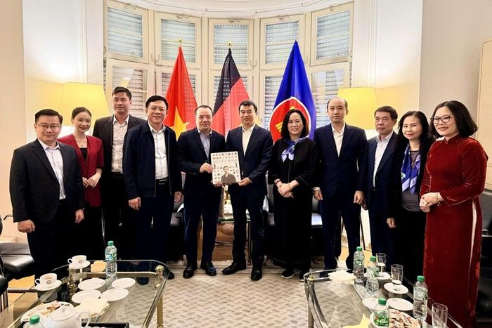 Đoàn xuất bản Việt Nam làm việc với Tổng lãnh sự quán Việt Nam tại Frankfurt