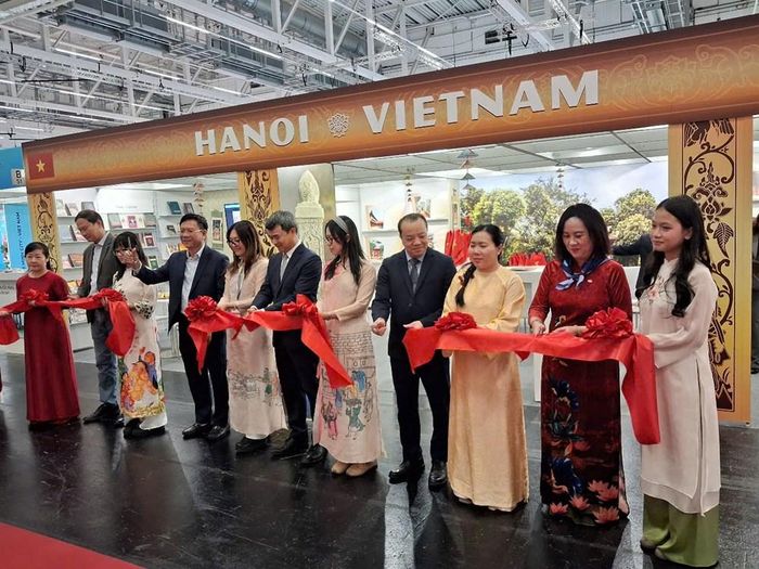 Lãnh đạo Cục Xuất bản và Thư viện cùng lãnh đạo các cơ quan văn hóa Hà Nội, TP.HCM và các nhà xuất bản Việt Nam cắt băng khai mạc "Gian hàng Sách Việt Nam" tại Hội chợ Sách Quốc tế Frankfurt 2026