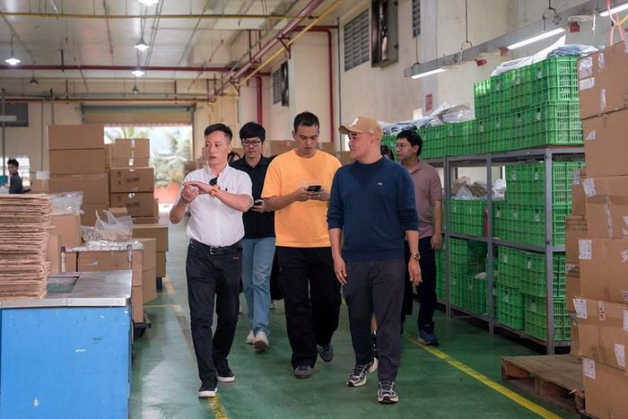 Doanh nhân Nguyễn Đại Hải (áo trắng) trực tiếp dẫn khách hàng Philippines tham quan nhà máy