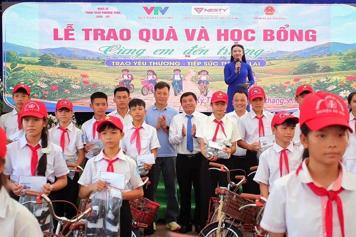 Doanh nhân Nguyễn Đại Hải tham gia lễ trao học bổng và xe đạp cùng chương trình "Cùng em đến trường", tiếp thêm động lực cho học sinh nghèo vượt khó vươn lên trong học tập