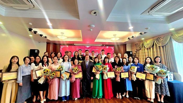 Các đại biểu chụp ảnh lưu niệm