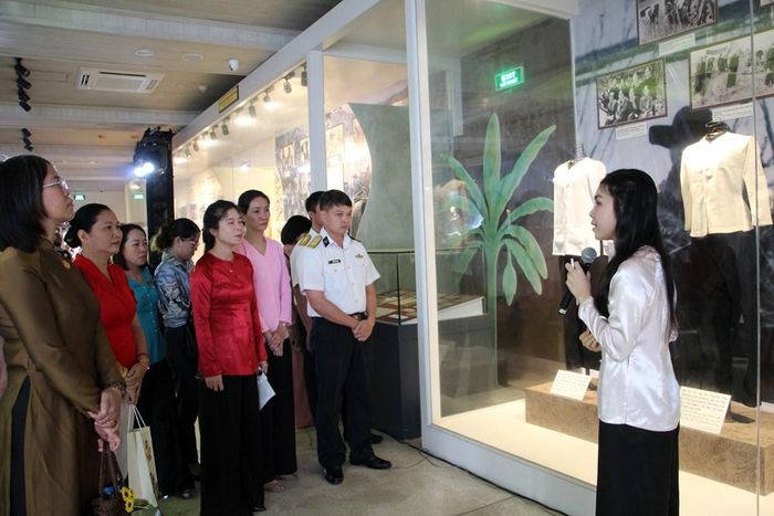 Các đại biểu tham quan và nghe thuyết minh hiện vật
