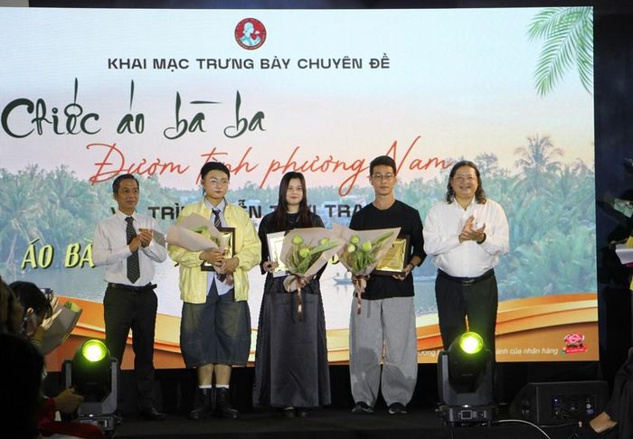 Phó Giám đốc Sở Văn hóa và Thể thao TP.HCM Nguyễn Minh Nhựt (bìa phải) và ông Nguyễn Quốc Chính, Phó Giám đốc Bảo tàng Phụ nữ Nam Bộ tặng hoa tri ân các cá nhân đồng hành