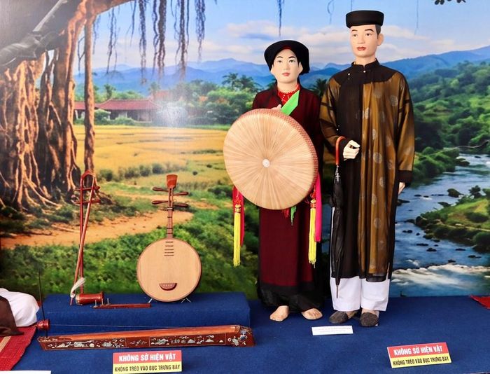 Liền anh, liền chị dân tộc Kinh trong bộ y phục truyền thống