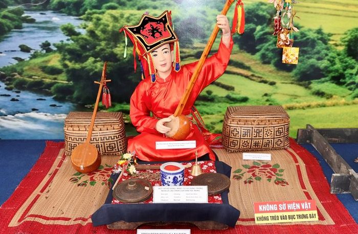Một số đồ dùng, nhạc cụ sử dụng trong nghi lễ Lẩu then của dân tộc Nùng