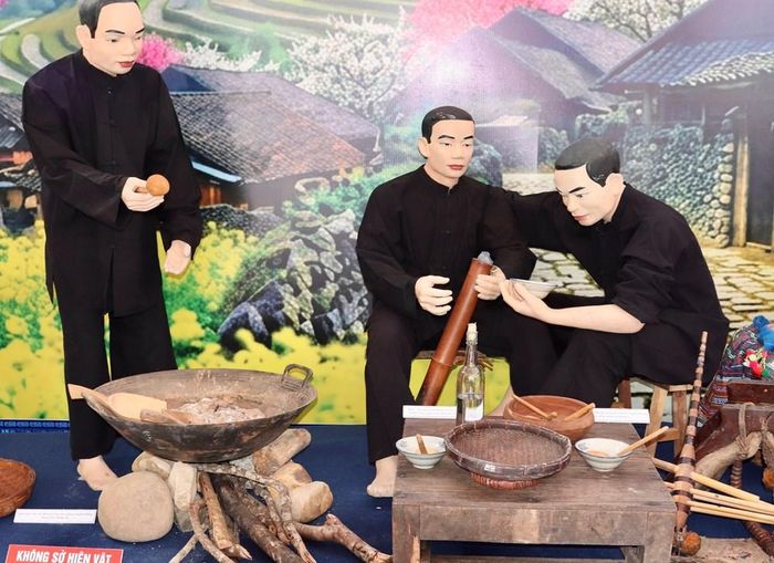 Nam giới dân tộc Mông trong bộ y phục truyền thống