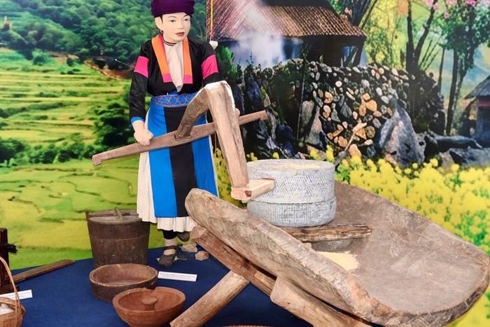 Đồ dùng, dụng cụ sử dụng trong sinh hoạt hằng ngày của dân tộc Mông
