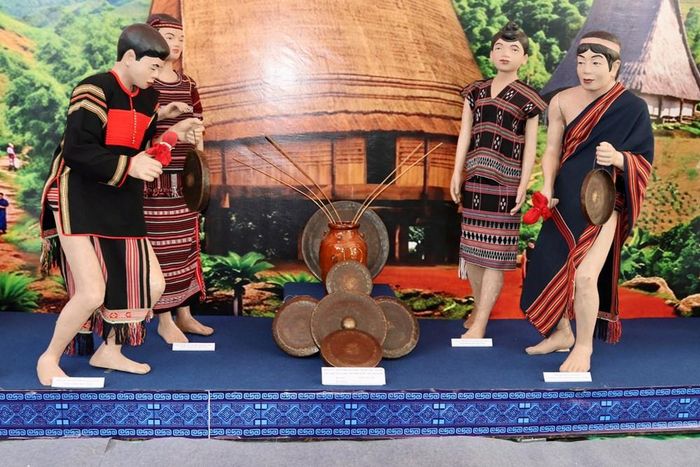 Nhạc cụ và đồ dùng sử dụng trong các lễ hội các dân tộc vùng Trường Sơn - Tây Nguyên
