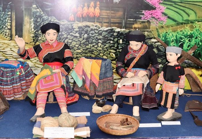 Phụ nữ dân tộc Mông trong bộ y phục truyền thống và một số sản phẩm dệt truyền thống